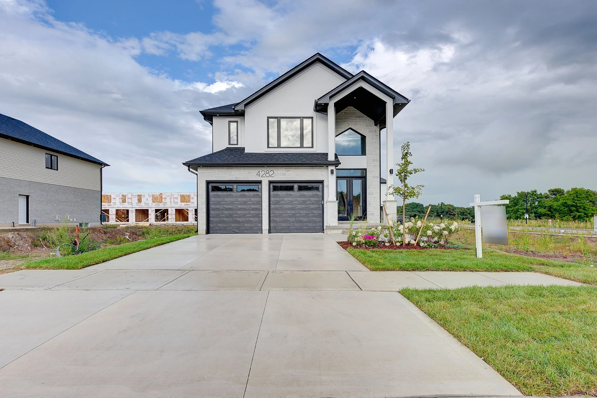 Modern luxury custom home by Skyline Home Builders
